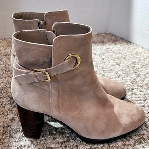 Women's Bella Vita Beige Suede Zippered Ankle Boot with Gold Buckle Size 9WW